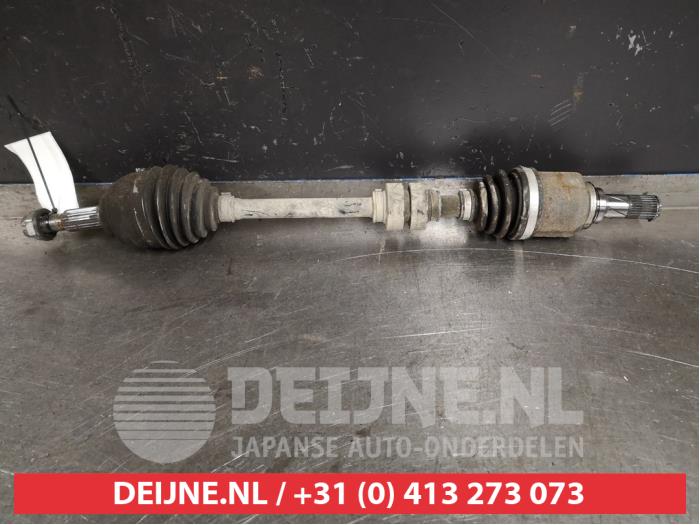 Gebruikte Aandrijfas links-voor Nissan Micra (K14) 1.0 12V Prijs € 100,00 Margeregeling aangeboden door V.Deijne Jap.Auto-onderdelen BV