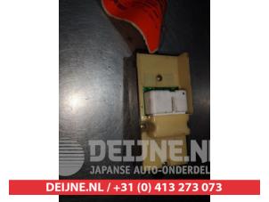 Daihatsu Cuore Combischakelaar ramen O312202 foto 2