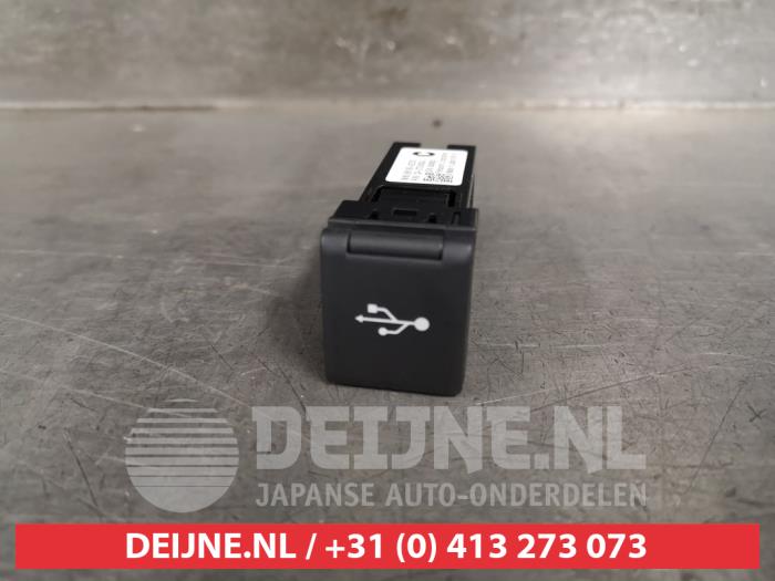 Toyota Rav-4 AUX / USB-Anschluss O410087
