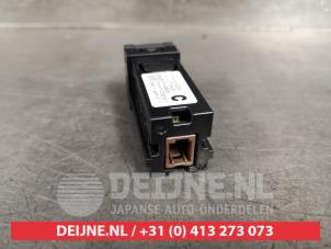 Toyota Rav-4 AUX/USB aansluiting O410087 foto 3