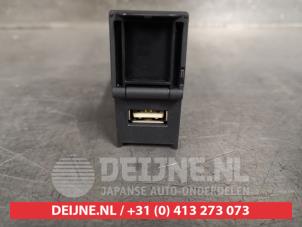 Toyota Rav-4 AUX/USB aansluiting O410087 foto 2