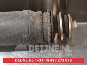 Toyota Avensis Verso Schokdemper rechts-achter O379827 foto 2