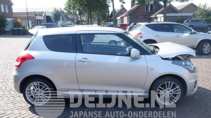 Suzuki Swift Zijskirt rechts O418785