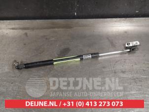 Gebruikte Gasdemper Motorkap rechts Subaru Forester (SH) 2.0D Prijs € 20,00 Margeregeling aangeboden door V.Deijne Jap.Auto-onderdelen BV