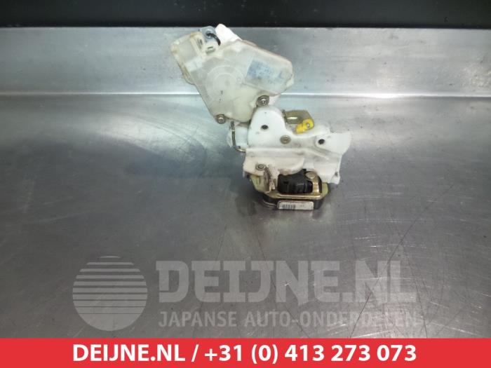 Nissan Terrano Türschlossmechanik 4-türig links hinten O280136