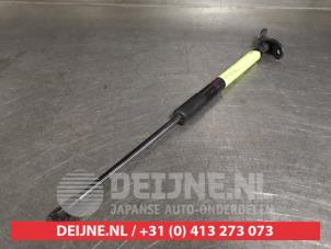 Toyota Auris Gasdemper links-achter O420953 foto 2