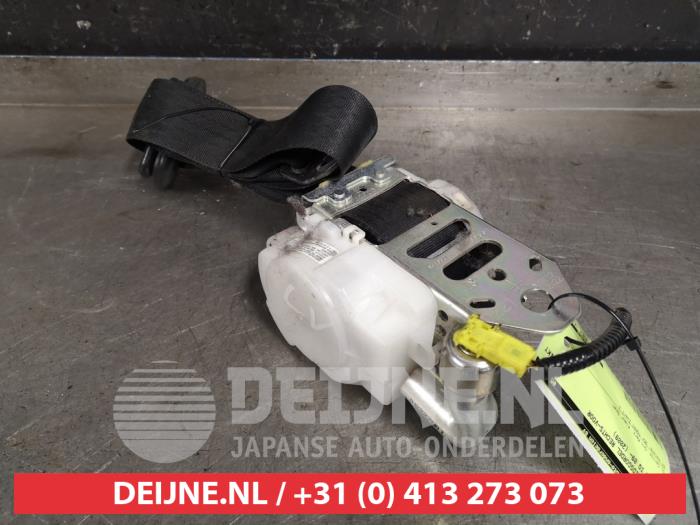 Toyota IQ Front seatbelt, right O421471