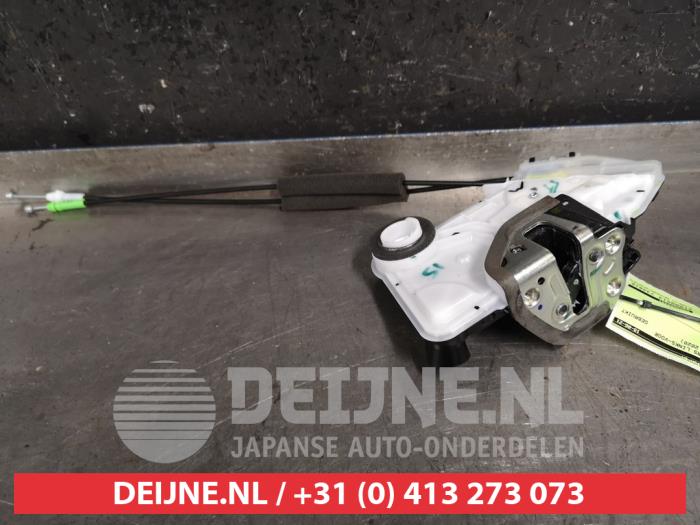 Toyota Corolla Deurslot Mechaniek 4Deurs links-voor O428040