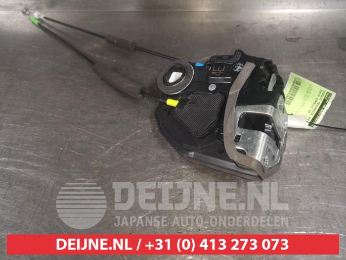 Toyota Corolla Deurslot Mechaniek 4Deurs links-achter O428045