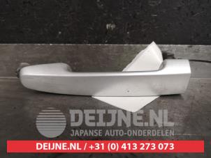 Gebruikte Portiergreep 4Deurs links-voor Toyota RAV4 (A3) 2.2 D-4D 16V 4x4 Prijs € 25,00 Margeregeling aangeboden door V.Deijne Jap.Auto-onderdelen BV