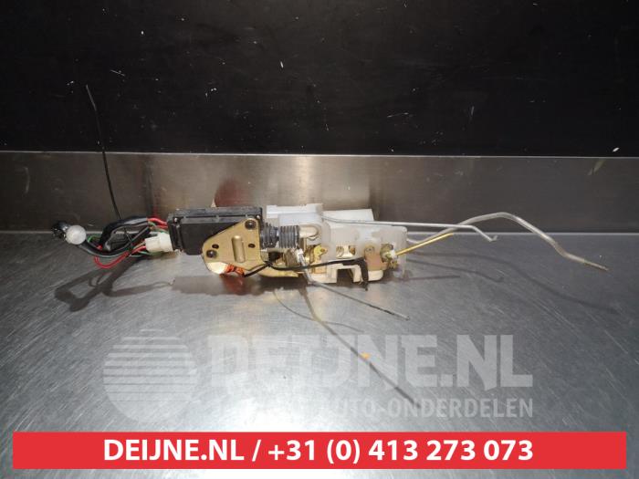 Mazda 323F Deurslot Mechaniek 4Deurs rechts-voor O280640