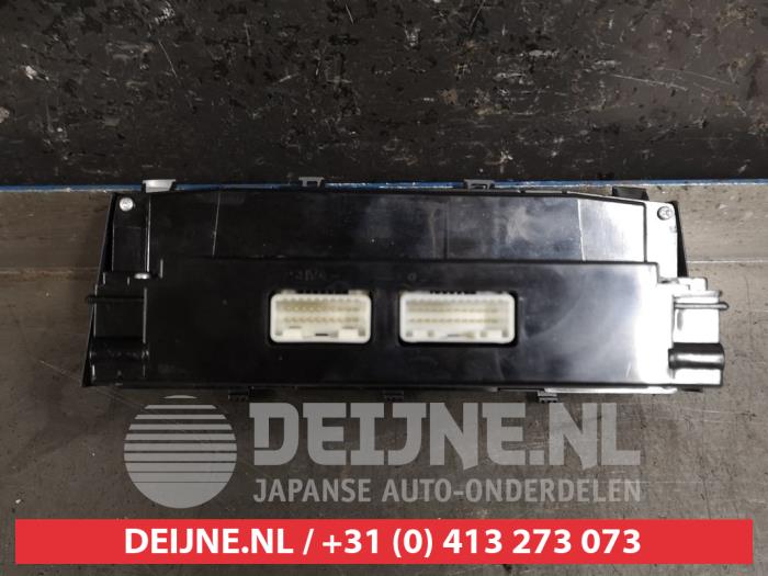 Kachel Bedieningspaneel van een Toyota Avensis Wagon (T25/B1E) 2.0 16V VVT-i D4 2006