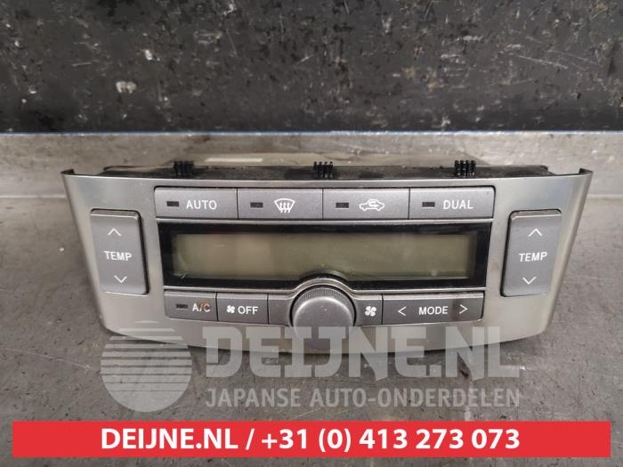 Kachel Bedieningspaneel van een Toyota Avensis Wagon (T25/B1E) 2.0 16V VVT-i D4 2006