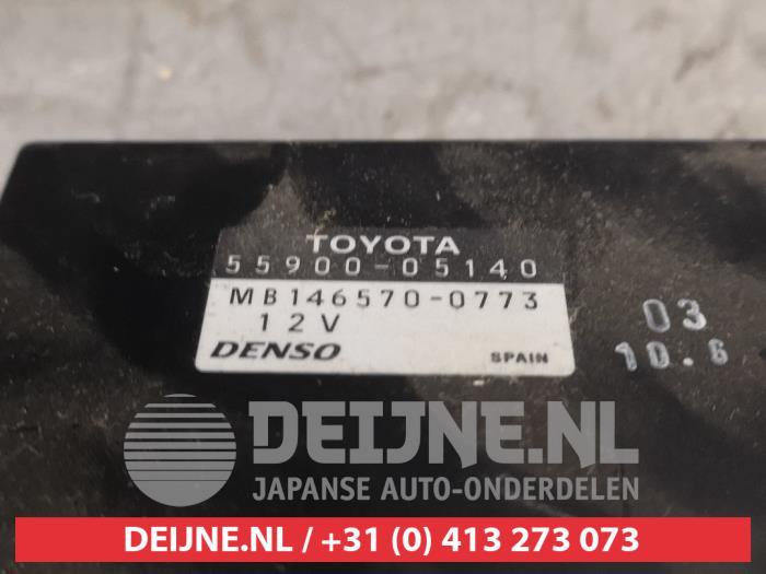 Kachel Bedieningspaneel van een Toyota Avensis Wagon (T25/B1E) 2.0 16V VVT-i D4 2006