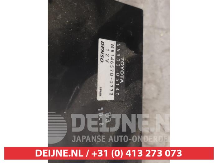 Kachel Bedieningspaneel van een Toyota Avensis Wagon (T25/B1E) 2.0 16V VVT-i D4 2006