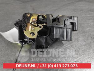 Chevrolet Epica Rear door lock mechanism 4-door, left O432231 photo 2