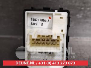 Nissan Micra Spiegel Schakelaar O432896 foto 3