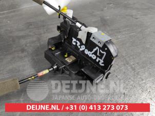 Nissan Qashqai Door lock mechanism 4-door, front left O433990 photo 2