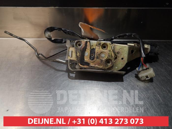 Mazda 323F Deurslot Mechaniek 4Deurs links-voor O279363