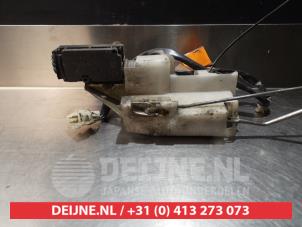 Mazda 323F Deurslot Mechaniek 4Deurs links-voor O279363 foto 3