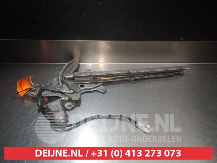 Toyota Previa Rear door window mechanism 4-door, right O291702