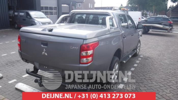 Mitsubishi L200 Ruit achter O436133