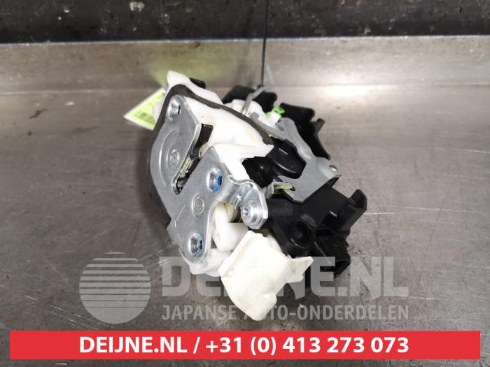 Mitsubishi Lancer Deurslot Mechaniek 4Deurs links-voor O436748
