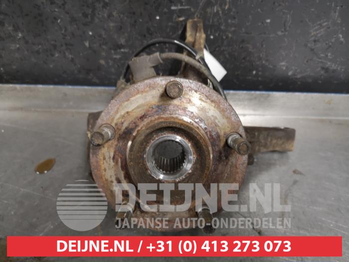 Nissan Almera Tino Fusee rechts-voor O440176
