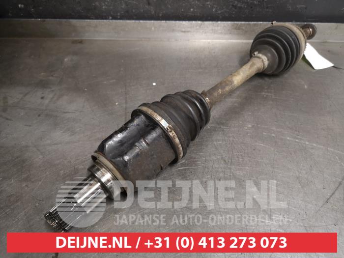 Aandrijfas links-voor van een Toyota Avensis Wagon (T25/B1E) 2.0 16V VVT-i D4 2006