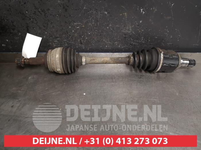 Aandrijfas links-voor van een Toyota Avensis Wagon (T25/B1E) 2.0 16V VVT-i D4 2006