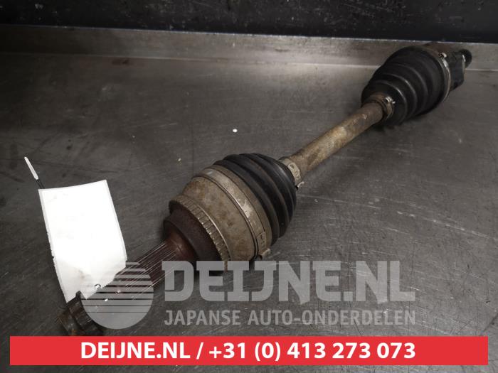 Aandrijfas links-voor van een Toyota Avensis Wagon (T25/B1E) 2.0 16V VVT-i D4 2006
