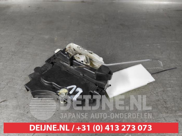 Mitsubishi Lancer Deurslot Mechaniek 4Deurs links-voor O448528