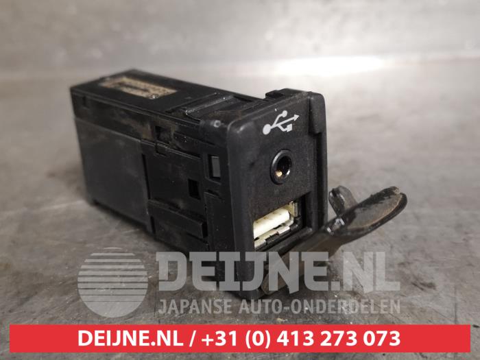 Toyota Hilux AUX/USB aansluiting O451203