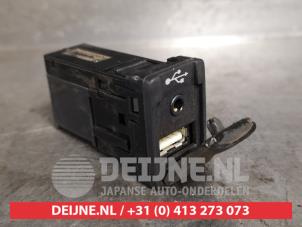 Gebruikte AUX/USB aansluiting Toyota Hilux V/VI 2.4 D 16V 4WD Prijs € 20,00 Margeregeling aangeboden door V.Deijne Jap.Auto-onderdelen BV