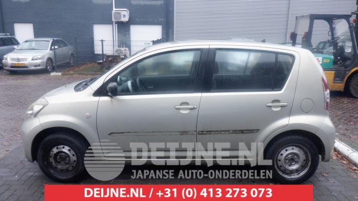 Daihatsu Sirion Portier 4Deurs links-achter O453139