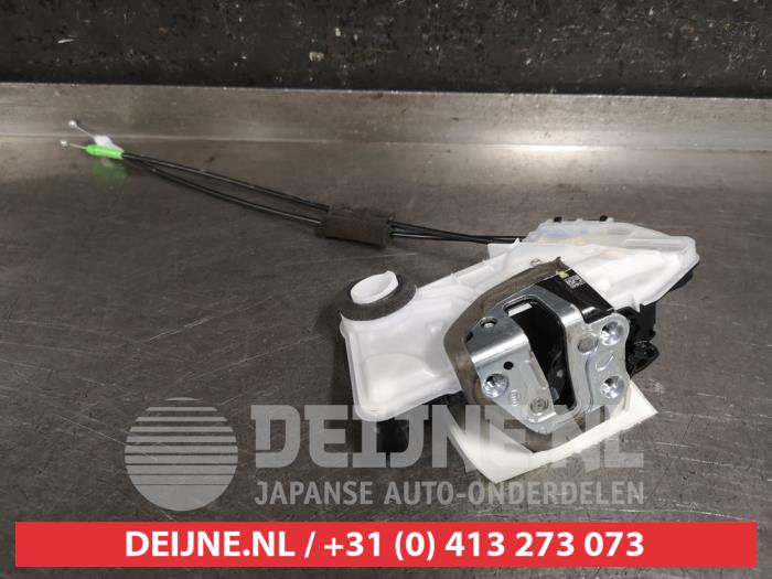 Toyota Rav-4 Türschlossmechanik 4-türig links vorne O455755