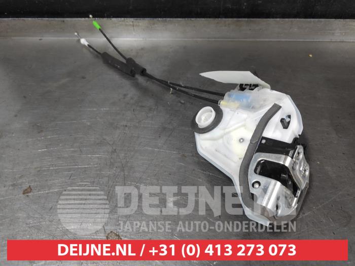 Toyota Rav-4 Türschlossmechanik 4-türig links hinten O455758