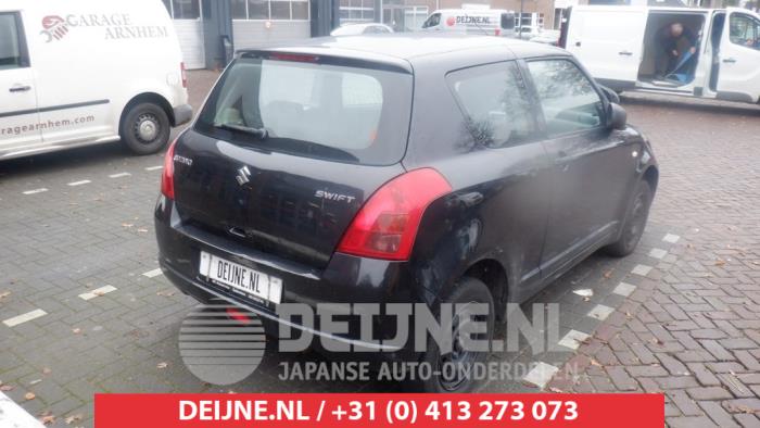 Suzuki Swift Türscheibe 2-türig rechts O457631