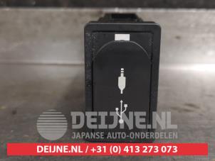 Gebruikte AUX/USB aansluiting Lexus CT 200h 1.8 16V Prijs op aanvraag aangeboden door V.Deijne Jap.Auto-onderdelen BV
