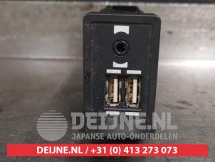 Lexus CT 200h AUX/USB aansluiting O459434 foto 2