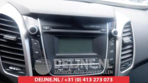 Gebruikte Radio Hyundai i30 Wagon (GDHF5) 1.6 GDI Blue 16V Prijs € 75,00 Margeregeling aangeboden door V.Deijne Jap.Auto-onderdelen BV