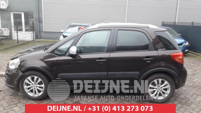 Suzuki SX-4 Portierruit 4Deurs links-achter O469167