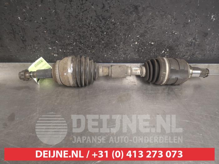 Gebruikte Aandrijfas links-voor Toyota Avensis Wagon (T25/B1E) 2.2 D-4D 16V D-CAT Prijs € 60,00 Margeregeling aangeboden door V.Deijne Jap.Auto-onderdelen BV