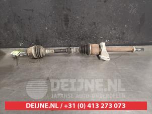 Gebruikte Aandrijfas rechts-voor Nissan Note (E12) 1.5 dCi 90 Prijs € 50,00 Margeregeling aangeboden door V.Deijne Jap.Auto-onderdelen BV