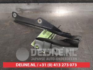 Gebruikte Motorkap Scharnier Mazda 3 (BP) 2.0 SkyActiv-G 122 M Hybrid 16V Prijs € 35,00 Margeregeling aangeboden door V.Deijne Jap.Auto-onderdelen BV