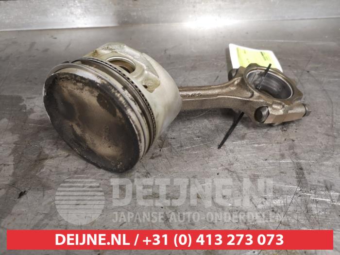 Gebruikte Zuiger Hyundai Santa Fe I 2.4 16V 4x2 Prijs € 50,00 Margeregeling aangeboden door V.Deijne Jap.Auto-onderdelen BV