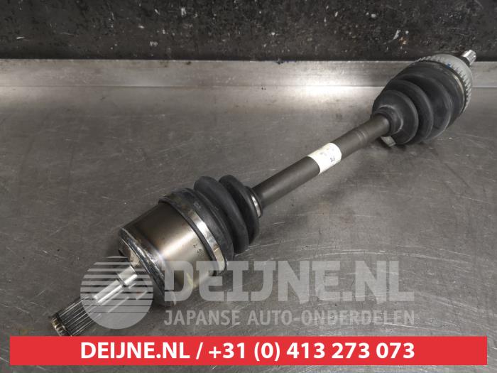 Aandrijfas links-voor van een Hyundai Trajet 2.0 CRDi 16V 2001