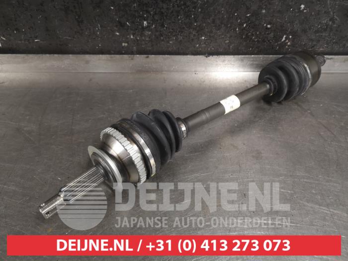 Aandrijfas links-voor van een Hyundai Trajet 2.0 CRDi 16V 2001