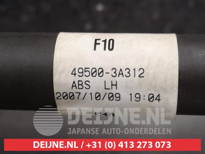 Aandrijfas links-voor van een Hyundai Trajet 2.0 CRDi 16V 2001