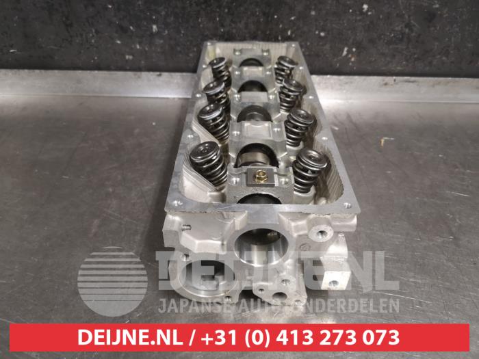 Cilinderkop van een Kia Shuma 1.5i 16V 2002